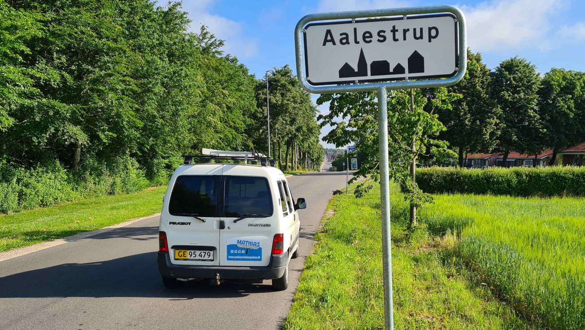 Vinduepudserbilen ved Aalestrup byskilt